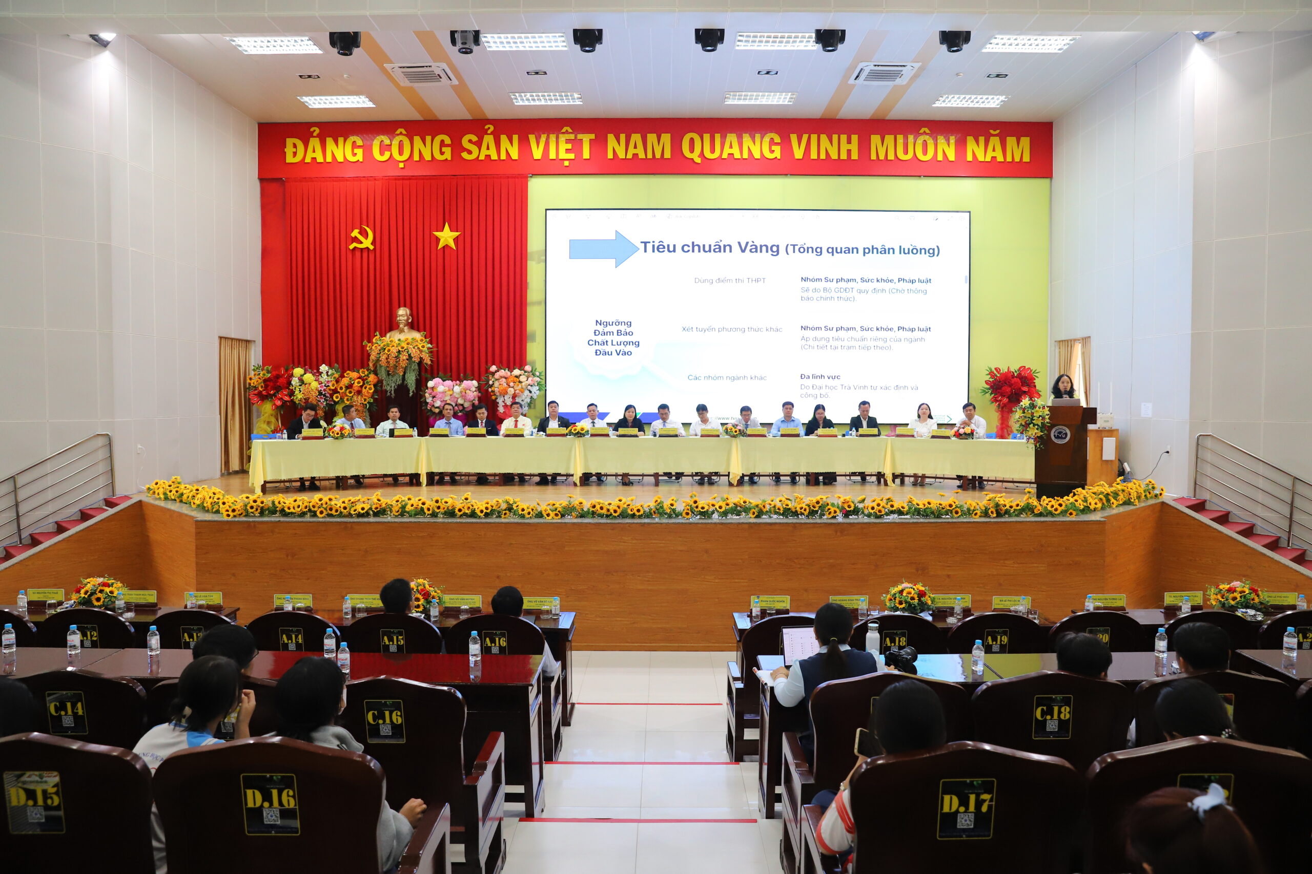 Học sinh THPT “săn” ngành hot, trải nghiệm và tham quan Đại học Trà Vinh
